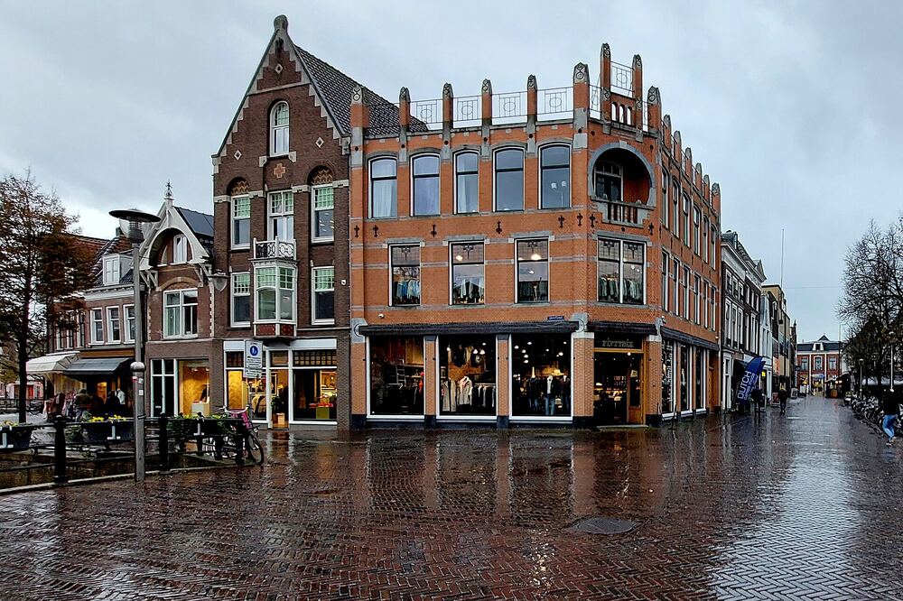 Winkelstraat op de hoek Grootzand-Leeuwenburg in Sneek