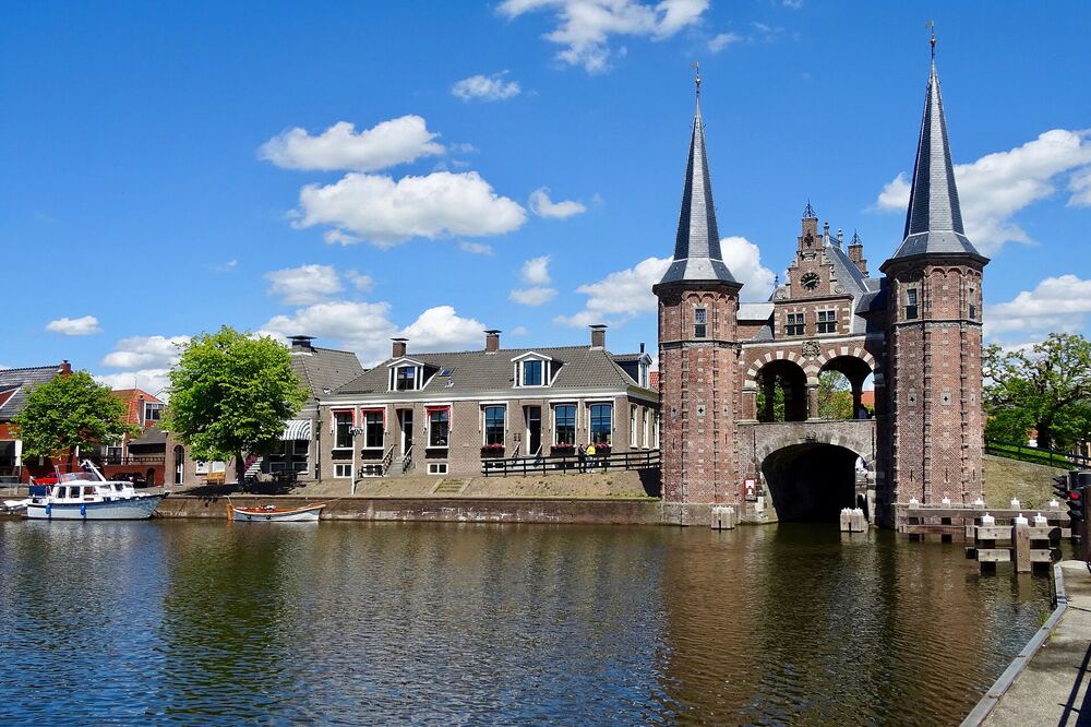 De Waterpoort van Sneek gezien vanaf het water
