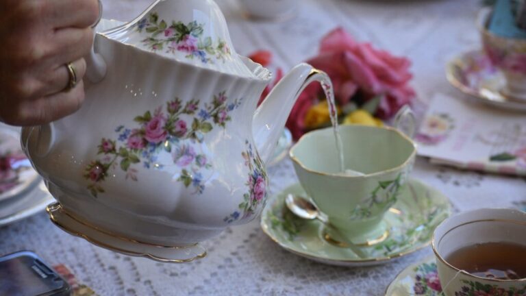 Meidengroep (18+) start met High Tea bij Smaak & Schaak: nieuwe ontmoetingen en leuke gesprekken — Uitgaan in Sneek